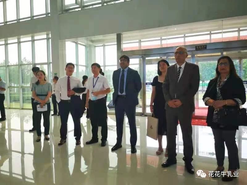 巴基斯坦驻华大使莫因·哈克 莅临万象城（中国）乳业集团参观访问