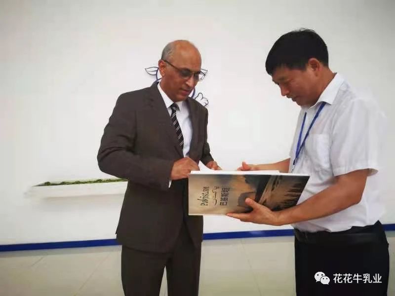 巴基斯坦驻华大使莫因·哈克 莅临万象城（中国）乳业集团参观访问