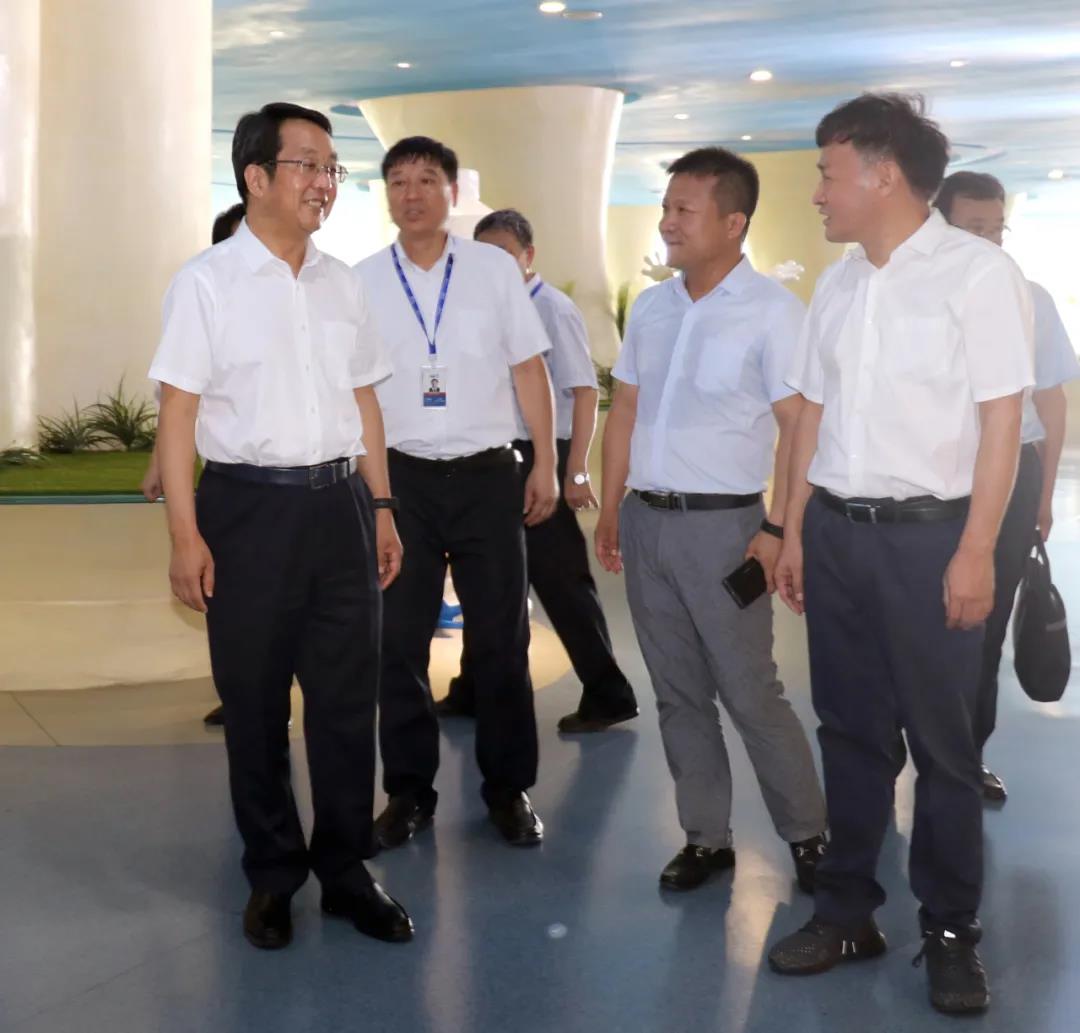 河南省高级人民法院院长胡道才一行莅临万象城（中国）乳业集团开展“万人助万企”活动 助力企业发展
