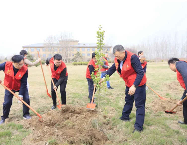 河南万象城(中国)乳业集团开展“绿色发展践初心 植树护绿先锋行”植树活动