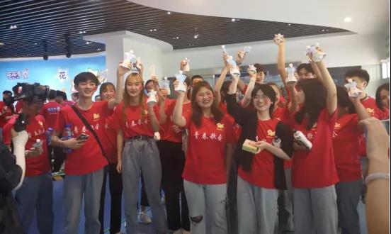 做白色的牛奶，创红色的企业，万象城（中国）乳业集团青春歌会庆祝建党100周年