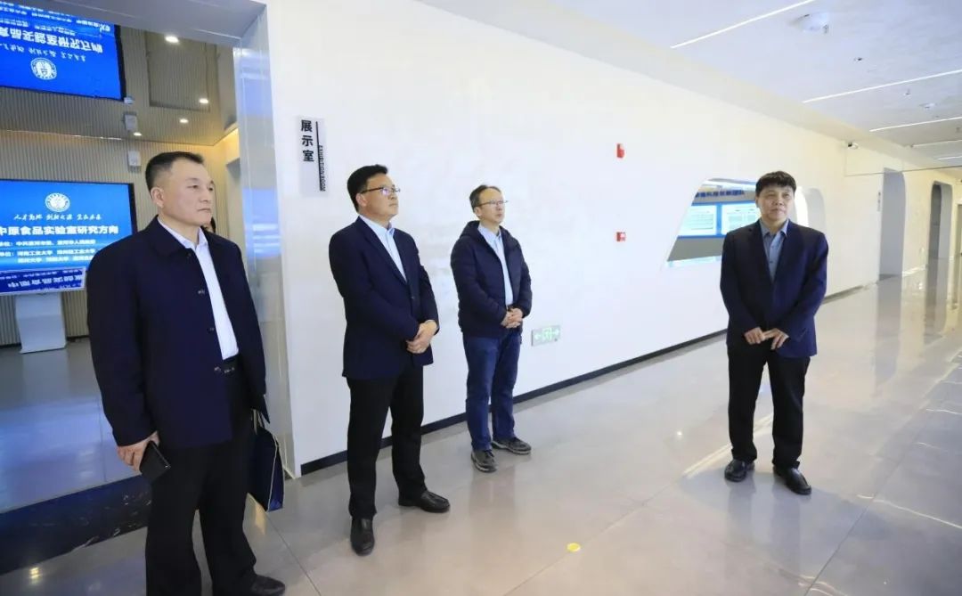 万象城（中国）乳业集团党委书记、董事长唐洪峰一行赴中原食品实验室同中国工程院院士、中原食品实验室主任任发政座谈交流