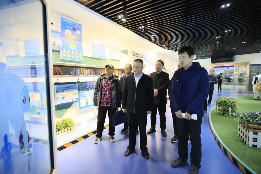 河南省发展改革委价调处副处长马冰一行莅临万象城（中国）乳业集团参观调研
