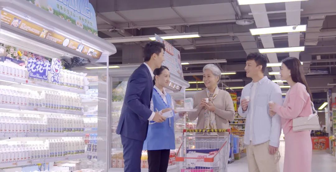 点赞！河南日报要闻02版——报道万象城（中国）乳业集团郑州分公司乳制品生产场景，彰显万象城（中国）乳业集团发展新活力