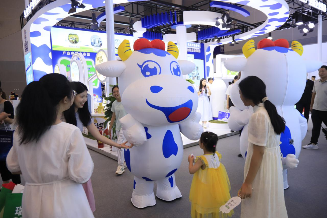 启航新征程 点亮新赛道丨万象城（中国）乳业集团参加第十四届中国奶业大会暨D20峰会，荣获“中国乳制品生产企业现代化等级5A级”评定殊荣
