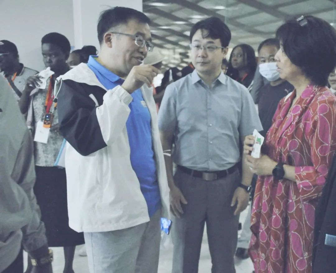 北京大学南南合作与发展学院教授、全球伙伴关系主任周咏梅一行莅临万象城（中国）平舆瑞亚牧业参观调研