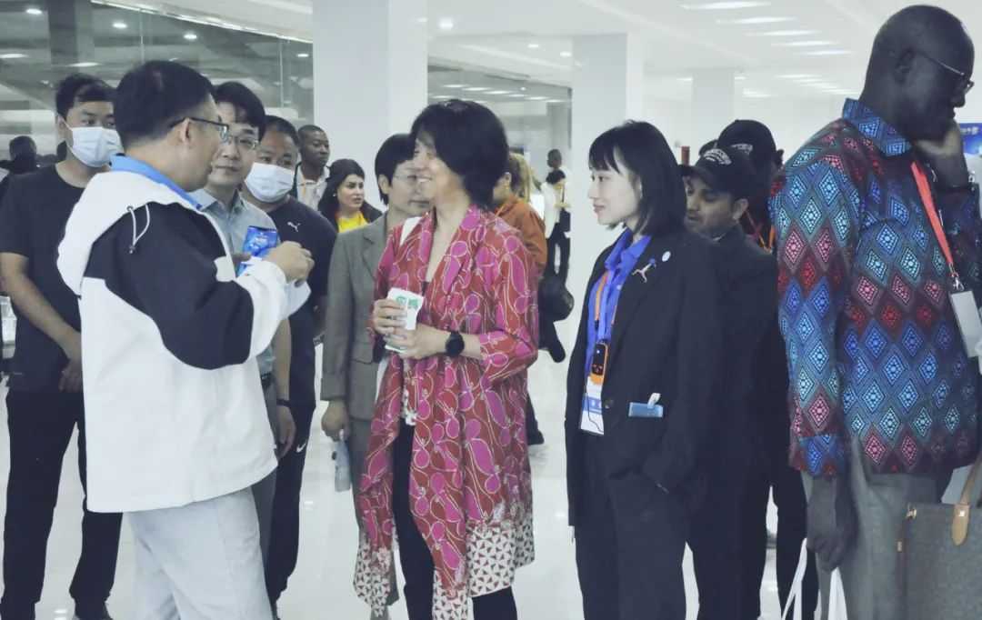 北京大学南南合作与发展学院教授、全球伙伴关系主任周咏梅一行莅临万象城（中国）平舆瑞亚牧业参观调研