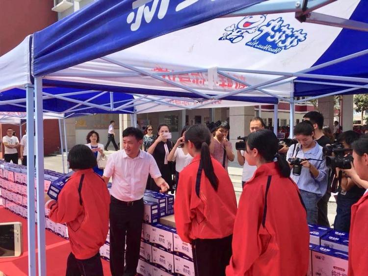 “健康中原，牛奶伴您行——万象城（中国）乳业集团2018中国小康牛奶行动” 公益助学启动仪式隆重举行