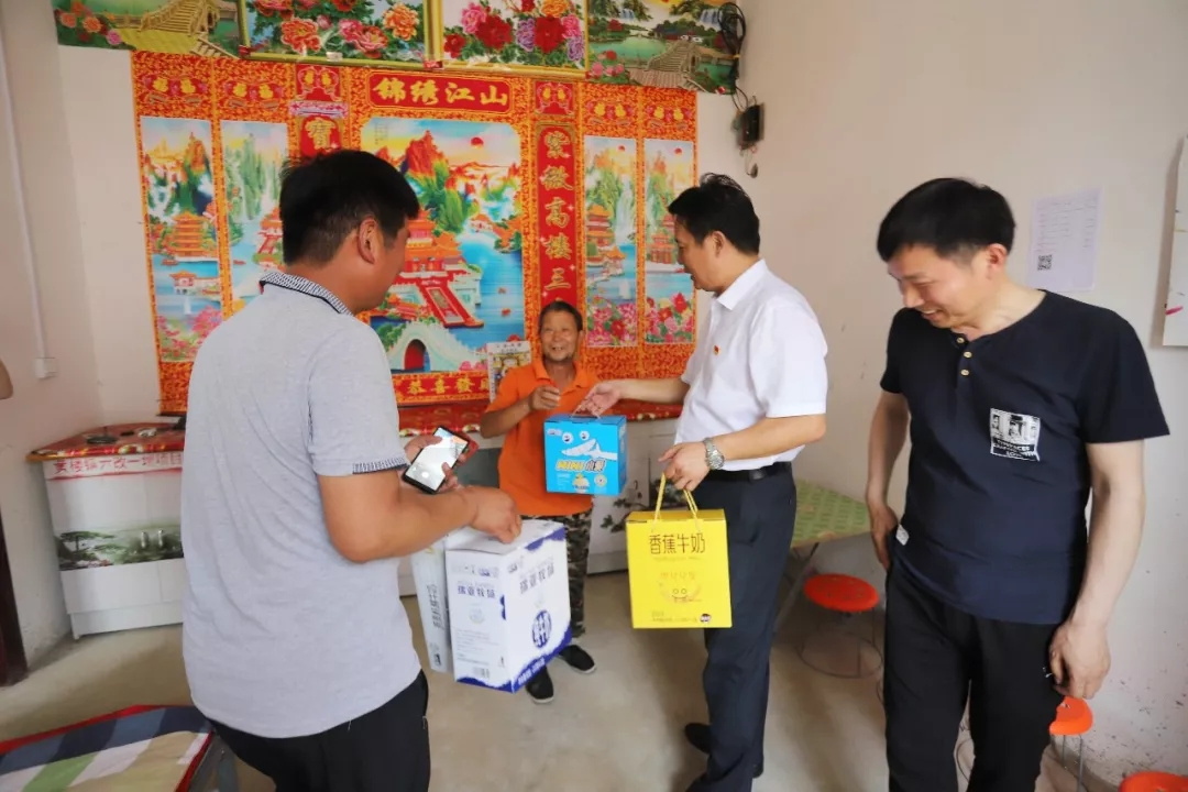 万象城（中国）乳业集团走访慰问贫困户 结对帮扶暖人心