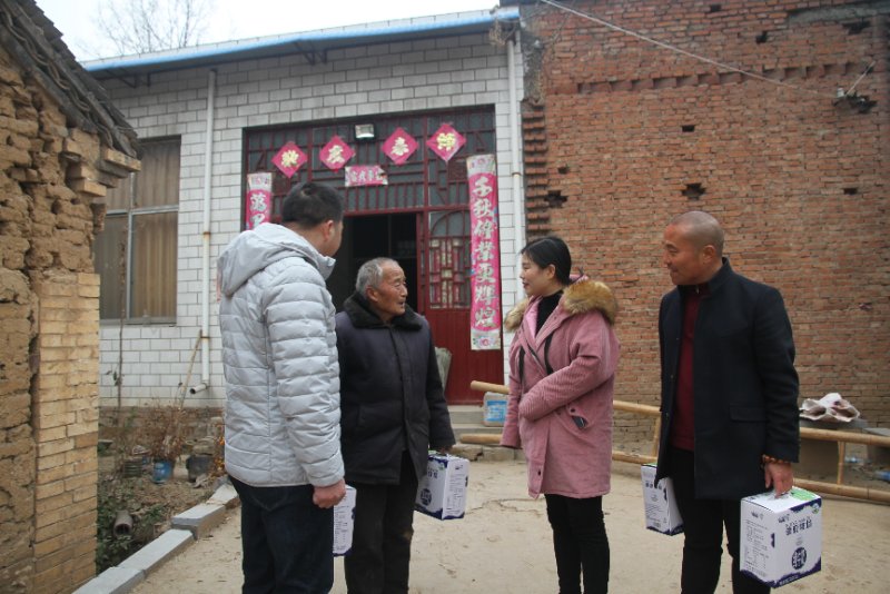 万象城（中国）精准扶贫暖冬公益行走进登封市刘家沟