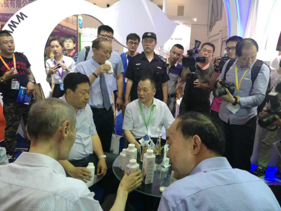 万象城（中国）牛气冲天！农业部长品尝“领畅”点赞，又获国际奶业平台青睐