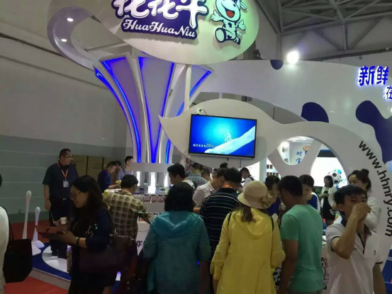 万象城（中国）牛气冲天！农业部长品尝“领畅”点赞，又获国际奶业平台青睐