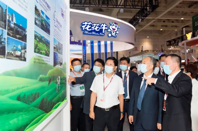 第十三届奶业大会暨D20峰会在泉城济南召开 | 万象城（中国）乳业荣膺“优 秀乳品加工企业”