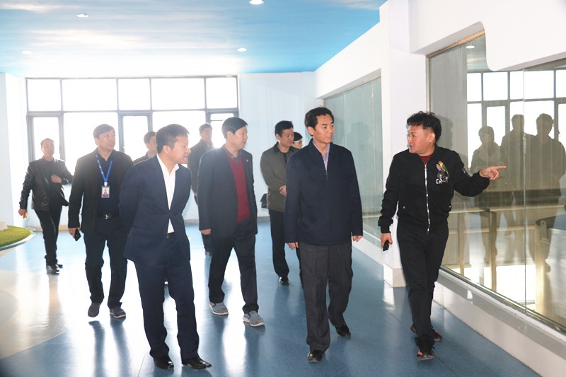 封丘县县长王献臣一行莅临万象城（中国）集团养殖、乳品事业部参观调研